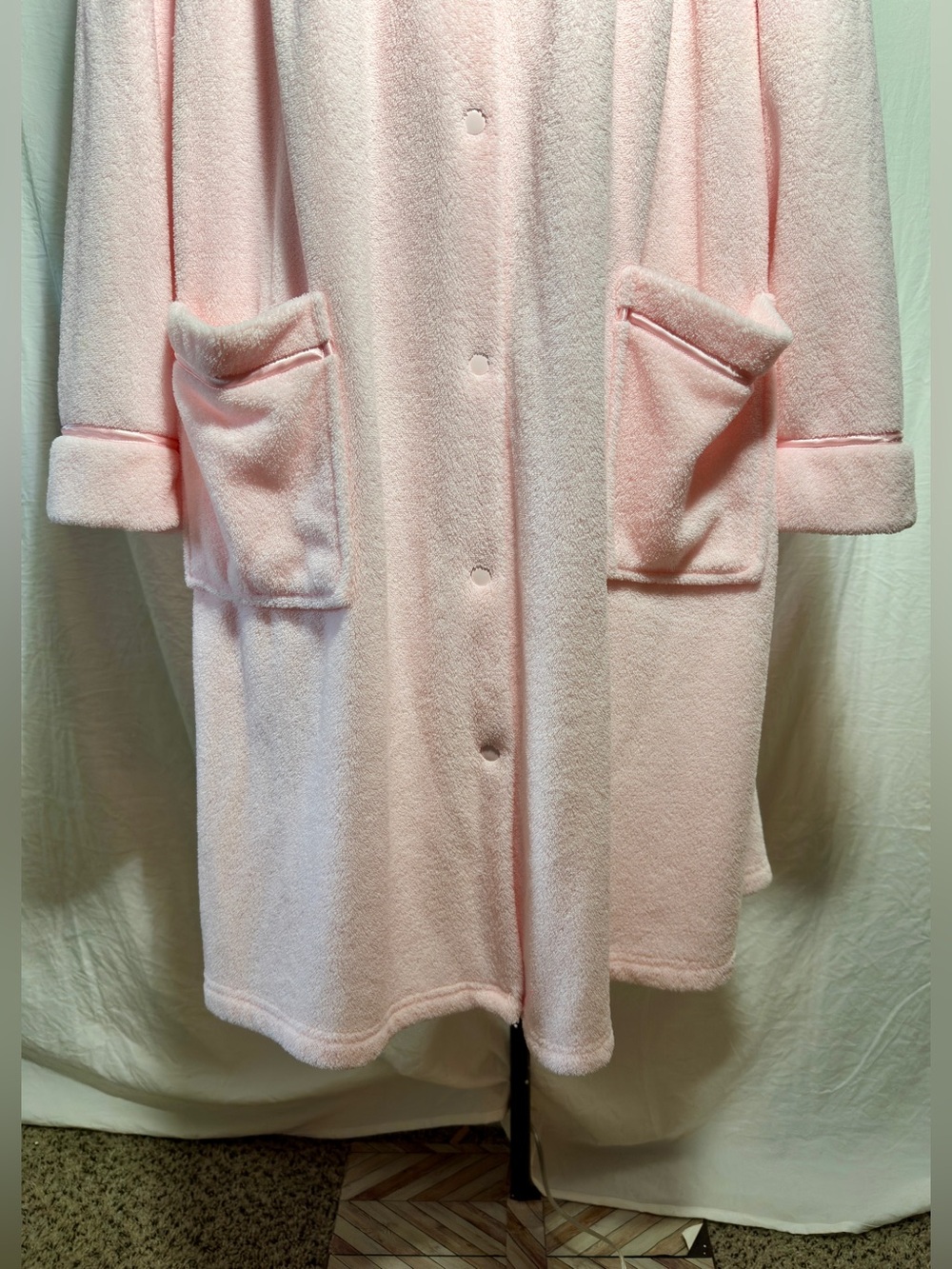 Pink Chenille House Coat Robe Floral Embroidered Button Front Pockets size L - Picture 4 of 9